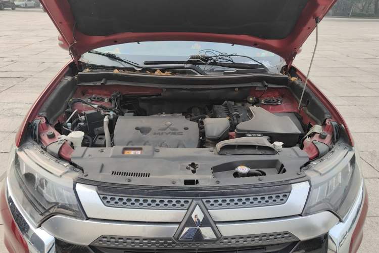 Used Mitsubishi Outlander 2019 2.4L 4x4 Zhi Xiang Edition 5 Seats China VI Standard Engine Bay