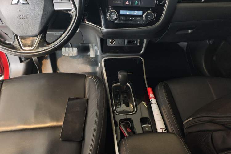 Used Mitsubishi Outlander 2019 2.0L Two-Wheel Drive Comfort Edition 5 Seats China VI Standard Gear Lever