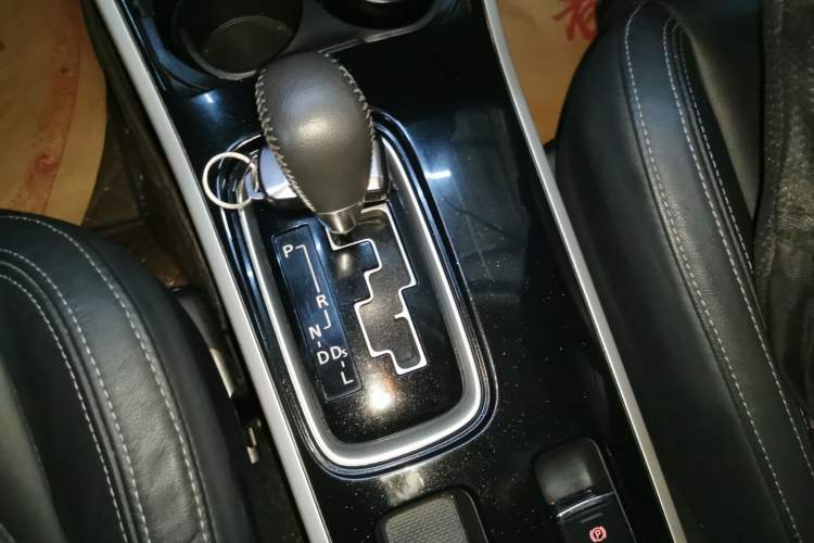 Used Mitsubishi Outlander 2019 2.0L Two-Wheel Drive Comfort Edition 5 Seats China VI Standard Gear Lever