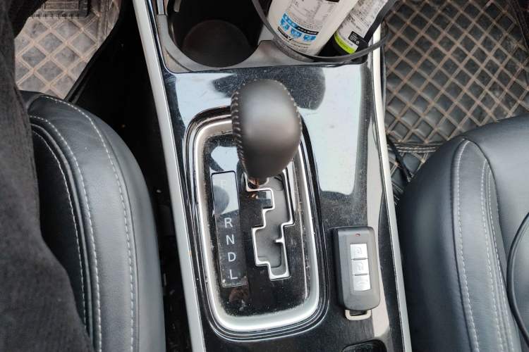 Used Mitsubishi Outlander 2019 2.4L 4x4 Zhi Xiang Edition 5 Seats China VI Standard Gear Lever