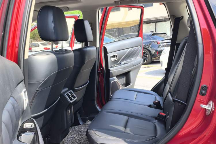 Used Mitsubishi Outlander 2019 2.0L Two-Wheel Drive Comfort Edition 5 Seats China VI Standard Interior 3