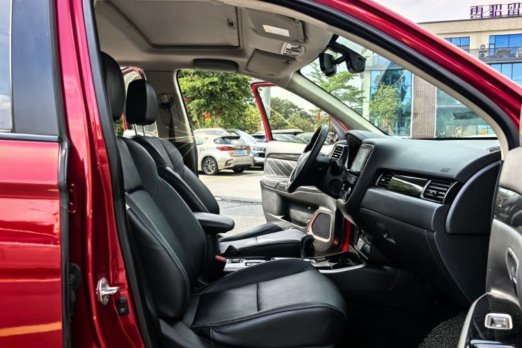 Used Mitsubishi Outlander 2019 2.0L Two-Wheel Drive Comfort Edition 5 Seats China VI Standard Interior 4
