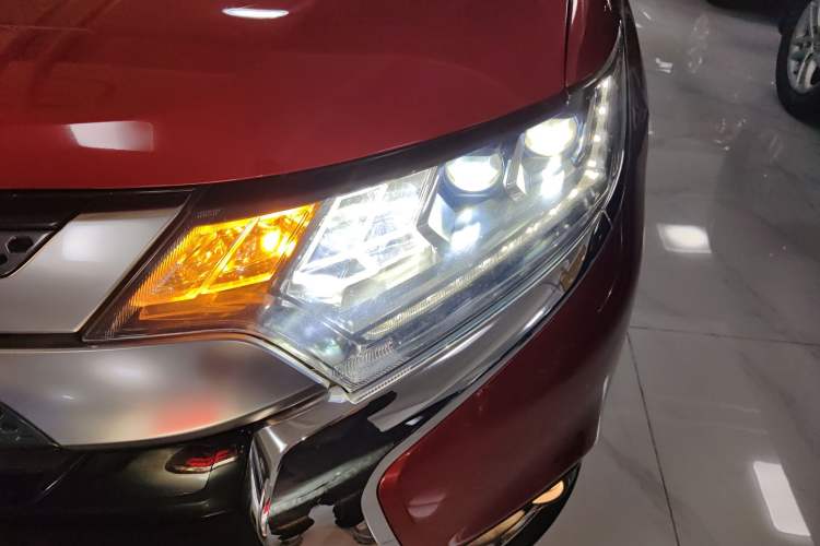 Used Mitsubishi Outlander 2019 2.4L 4x4 Zhi Xiang Edition 5 Seats China VI Standard Left Front Headlight