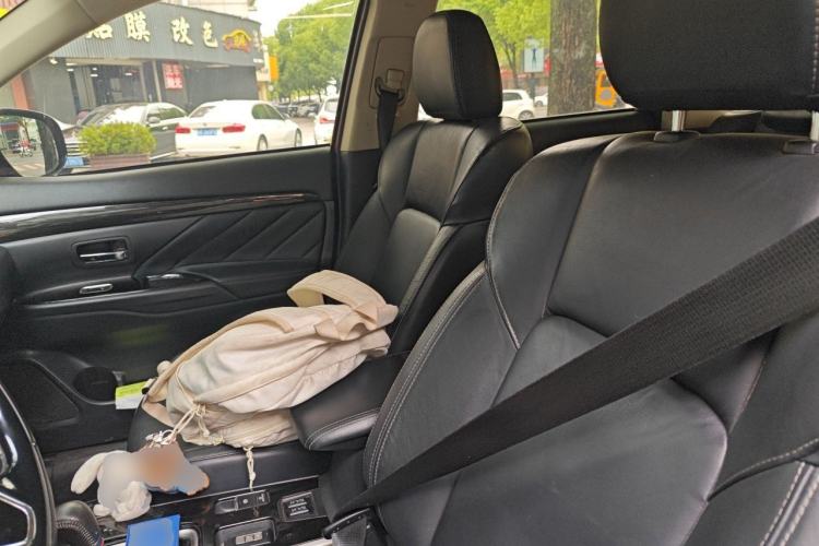 Used Mitsubishi Outlander 2019 2.0L Two-Wheel Drive Comfort Edition 7 Seats China V Emission Standard Left Front Seat