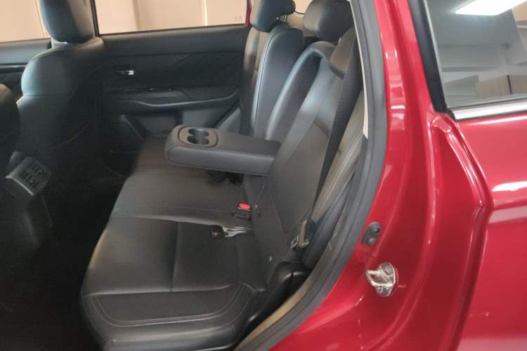 Used Mitsubishi Outlander 2019 2.4L 4x4 Zhi Xiang Edition 5 Seats China VI Standard Left Rear Seat