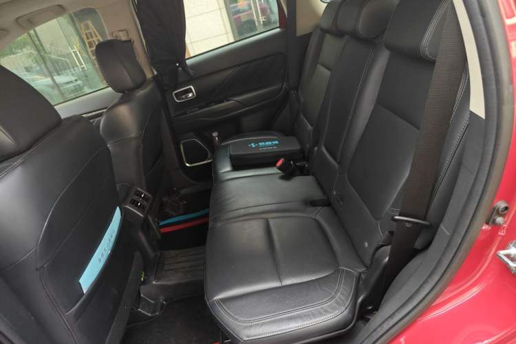 Used Mitsubishi Outlander 2019 2.0L Two-Wheel Drive Comfort Edition 7 Seats China V Emission Standard Left Rear Seat