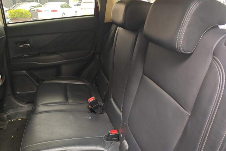 Used Mitsubishi Outlander 2019 2.0L Two-Wheel Drive Comfort Edition 7 Seats China V Emission Standard Left Rear Seat