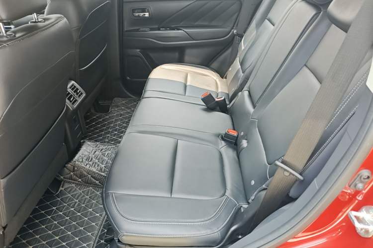 Used Mitsubishi Outlander 2019 2.0L Two-Wheel Drive Comfort Edition 5 Seats China VI Standard Left Rear Seat