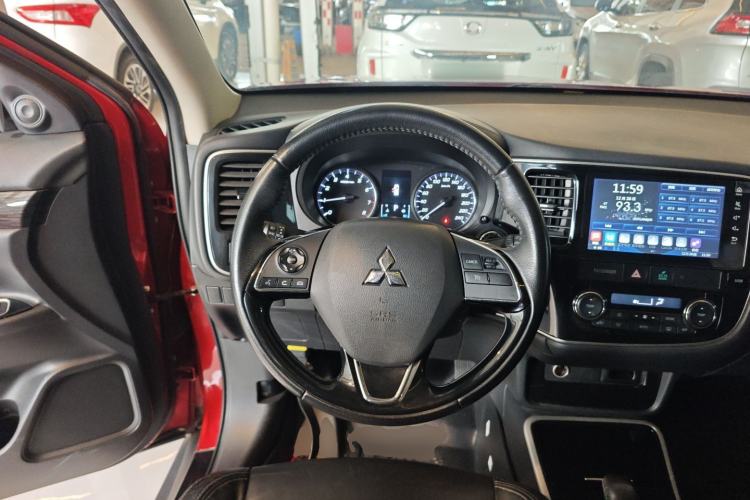 Used Mitsubishi Outlander 2019 2.0L Two-Wheel Drive Comfort Edition 5 Seats China VI Standard Steering Wheel