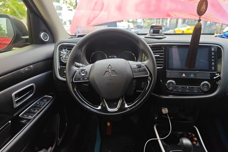 Used Mitsubishi Outlander 2019 2.0L Two-Wheel Drive Comfort Edition 7 Seats China V Emission Standard Steering Wheel