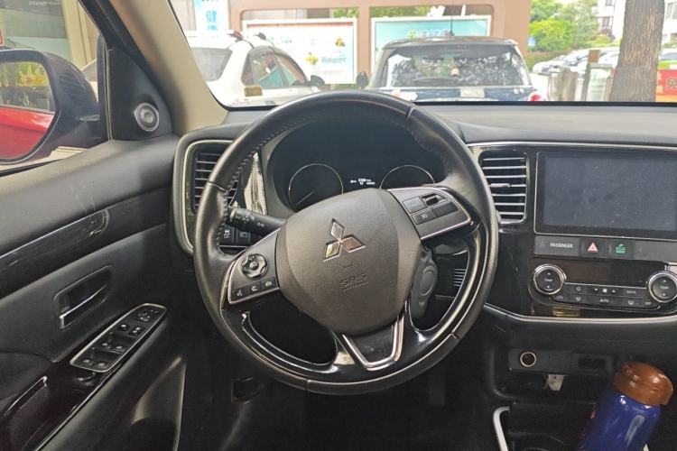 Used Mitsubishi Outlander 2019 2.0L Two-Wheel Drive Comfort Edition 7 Seats China V Emission Standard Steering Wheel