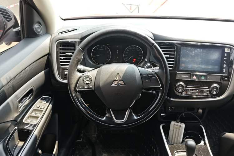 Used Mitsubishi Outlander 2019 2.0L Two-Wheel Drive Comfort Edition 5 Seats China VI Standard Steering Wheel
