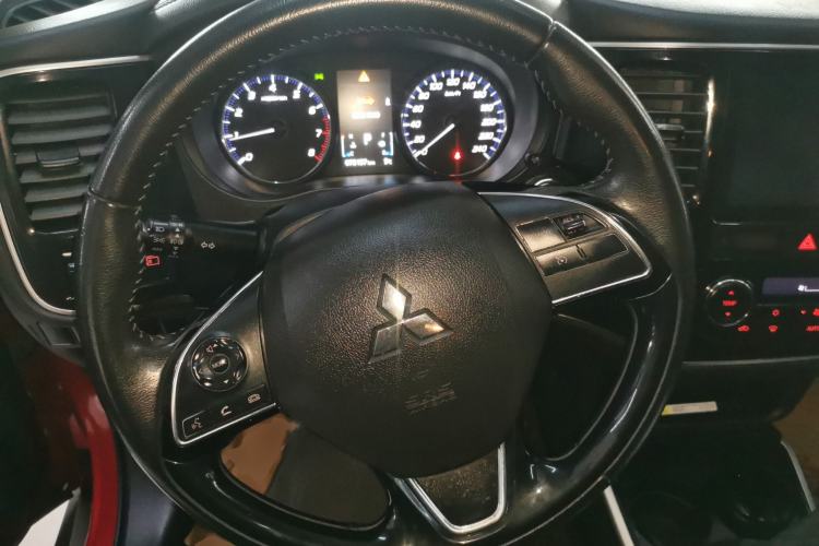Used Mitsubishi Outlander 2019 2.0L Two-Wheel Drive Comfort Edition 5 Seats China VI Standard Steering Wheel