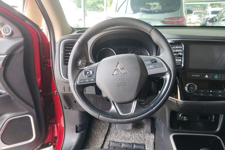 Used Mitsubishi Outlander 2019 2.0L Two-Wheel Drive Comfort Edition 5 Seats China VI Standard Steering Wheel
