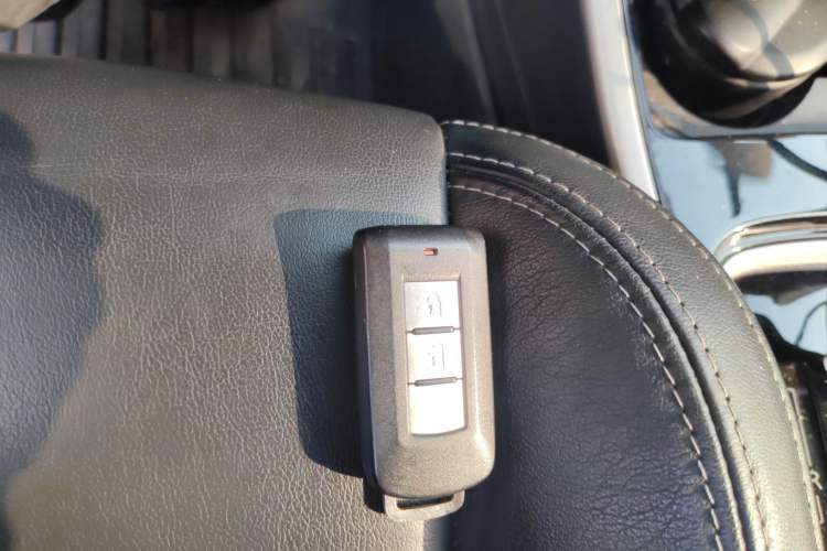 Used Mitsubishi Outlander 2019 2.0L Two-Wheel Drive Comfort Edition 5 Seats China VI Standard Vehicle Key