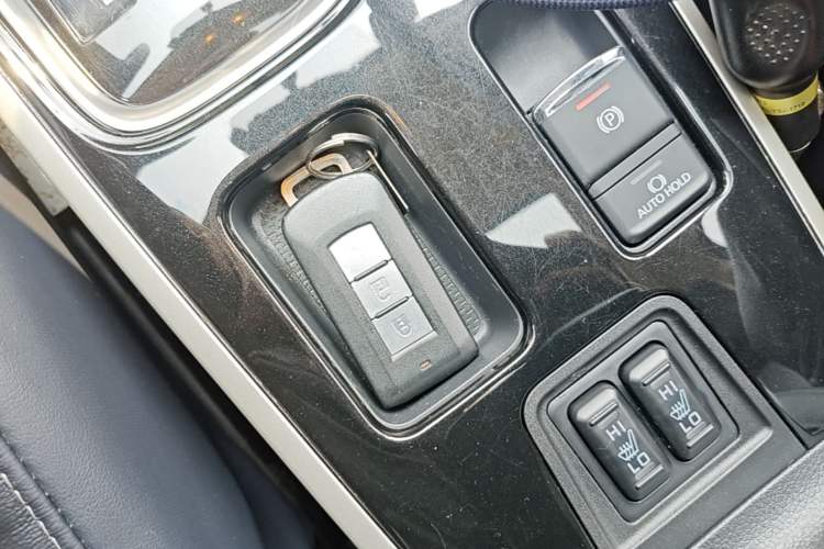 Used Mitsubishi Outlander 2019 2.0L Two-Wheel Drive Comfort Edition 5 Seats China VI Standard Vehicle Key