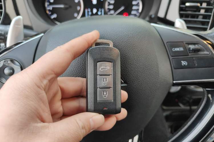 Used Mitsubishi Outlander 2019 2.4L 4x4 Zhi Xiang Edition 5 Seats China VI Standard Vehicle Key