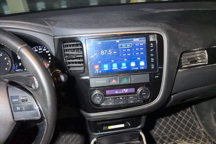 Used Mitsubishi Outlander 2019 2.4L 4x4 Zhi Xiang Edition 7 Seats China VI Standard Audio And AC Panel
