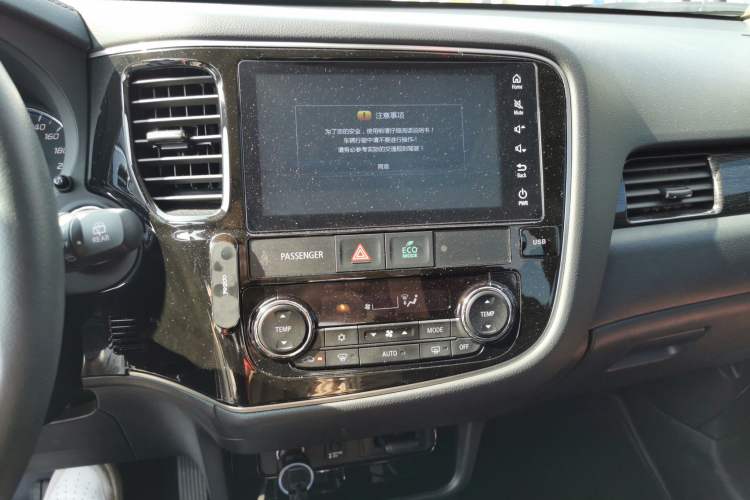 Used Mitsubishi Outlander 2019 2.4L Two-Wheel Drive ZhiXing Version 5 Seats China V Emission Standard Audio And AC Panel