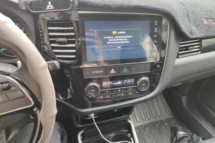 Used Mitsubishi Outlander 2019 2.4L 4x4 Zhi Xiang Edition 5 Seats China VI Standard Audio And AC Panel
