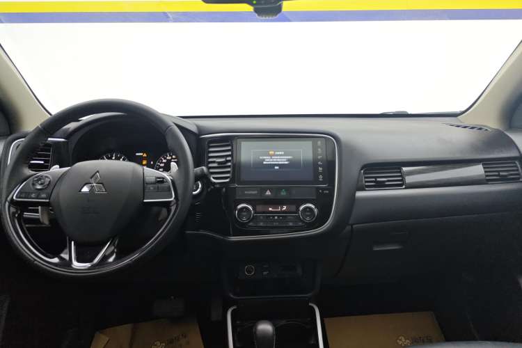 Used Mitsubishi Outlander 2019 2.4L 4x4 Zhi Xiang Edition 5 Seats China VI Standard Audio And AC Panel