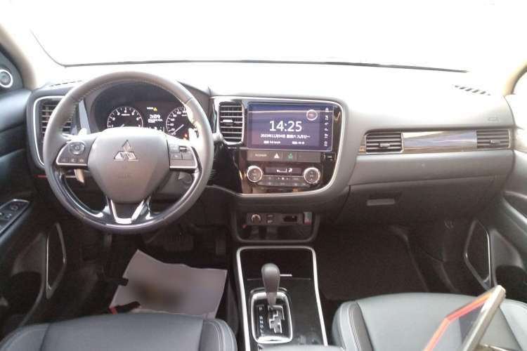 Used Mitsubishi Outlander 2019 2.4L 4x4 Zhi Xiang Edition 5 Seats China VI Standard Center Console