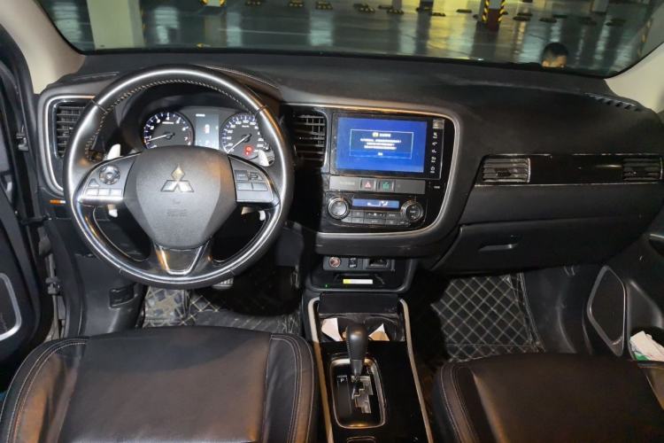 Used Mitsubishi Outlander 2019 2.4L 4x4 Zhi Xiang Edition 7 Seats China VI Standard Center Console