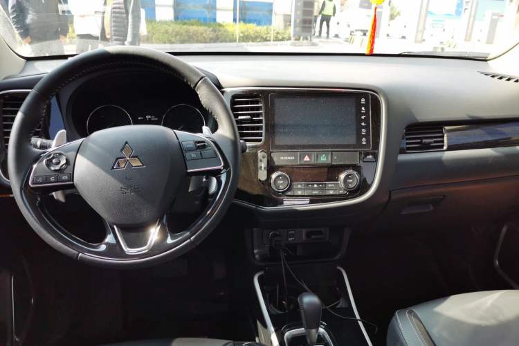 Used Mitsubishi Outlander 2019 2.4L Two-Wheel Drive ZhiXing Version 5 Seats China V Emission Standard Center Console