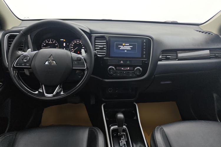 Used Mitsubishi Outlander 2019 2.4L 4x4 Zhi Xiang Edition 5 Seats China VI Standard Center Console