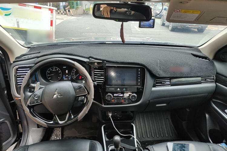 Used Mitsubishi Outlander 2019 2.4L 4x4 Zhi Xiang Edition 5 Seats China VI Standard Center Console