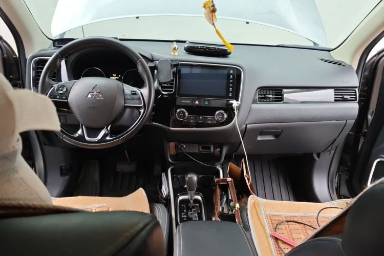 Used Mitsubishi Outlander 2019 2.0L Two-Wheel Drive Comfort Edition 5 Seats China VI Standard Center Console