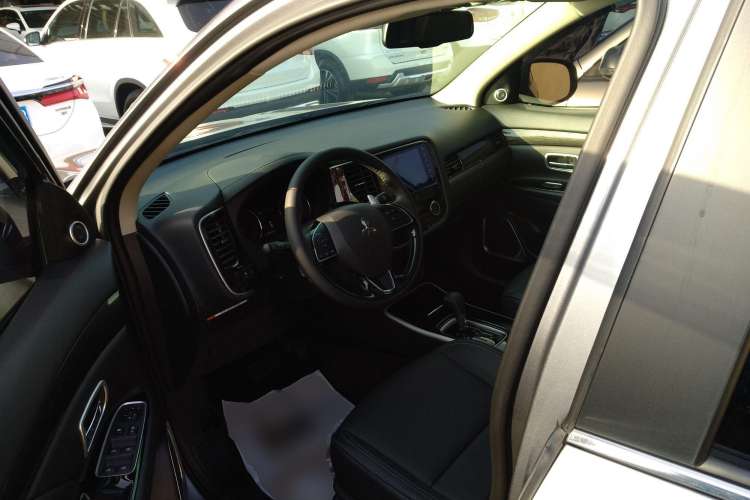 Used Mitsubishi Outlander 2019 2.4L 4x4 Zhi Xiang Edition 5 Seats China VI Standard Driver Seat