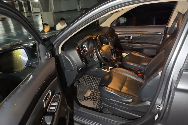 Used Mitsubishi Outlander 2019 2.4L 4x4 Zhi Xiang Edition 7 Seats China VI Standard Driver Seat
