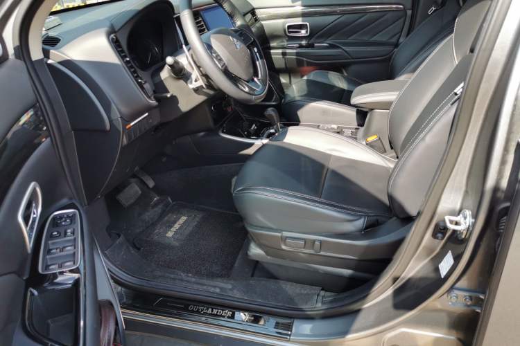 Used Mitsubishi Outlander 2019 2.4L Two-Wheel Drive ZhiXing Version 5 Seats China V Emission Standard Driver Seat