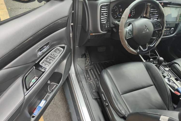 Used Mitsubishi Outlander 2019 2.4L 4x4 Zhi Xiang Edition 5 Seats China VI Standard Driver Seat