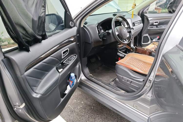 Used Mitsubishi Outlander 2019 2.0L Two-Wheel Drive Comfort Edition 5 Seats China VI Standard Driver Seat