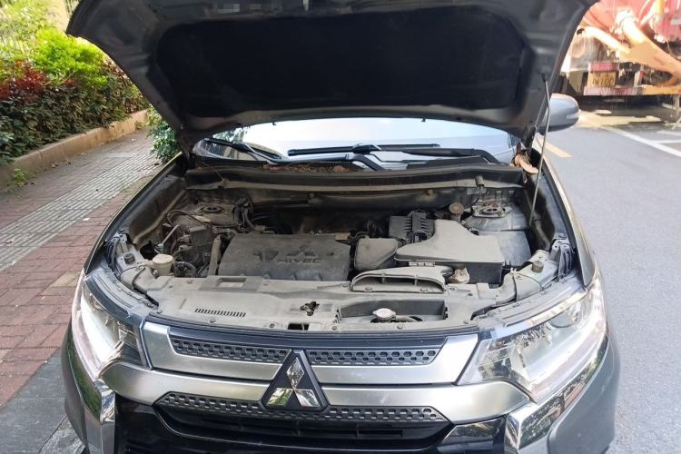 Used Mitsubishi Outlander 2019 2.0L Two-Wheel Drive Comfort Edition 5 Seats China V Standard Engine Bay
