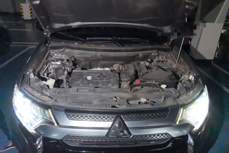 Used Mitsubishi Outlander 2019 2.4L 4x4 Zhi Xiang Edition 7 Seats China VI Standard Engine Bay
