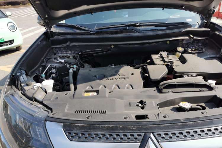 Used Mitsubishi Outlander 2019 2.4L Two-Wheel Drive ZhiXing Version 5 Seats China V Emission Standard Engine Bay