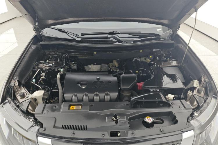 Used Mitsubishi Outlander 2019 2.4L 4x4 Zhi Xiang Edition 5 Seats China VI Standard Engine Bay