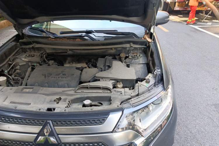 Used Mitsubishi Outlander 2019 2.0L Two-Wheel Drive Comfort Edition 5 Seats China V Standard Engine Bay Left