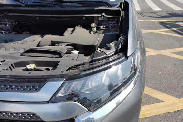 Used Mitsubishi Outlander 2019 2.4L Two-Wheel Drive ZhiXing Version 5 Seats China V Emission Standard Engine Bay Left