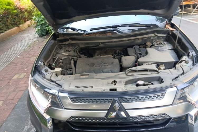 Used Mitsubishi Outlander 2019 2.0L Two-Wheel Drive Comfort Edition 5 Seats China V Standard Engine Bay Right