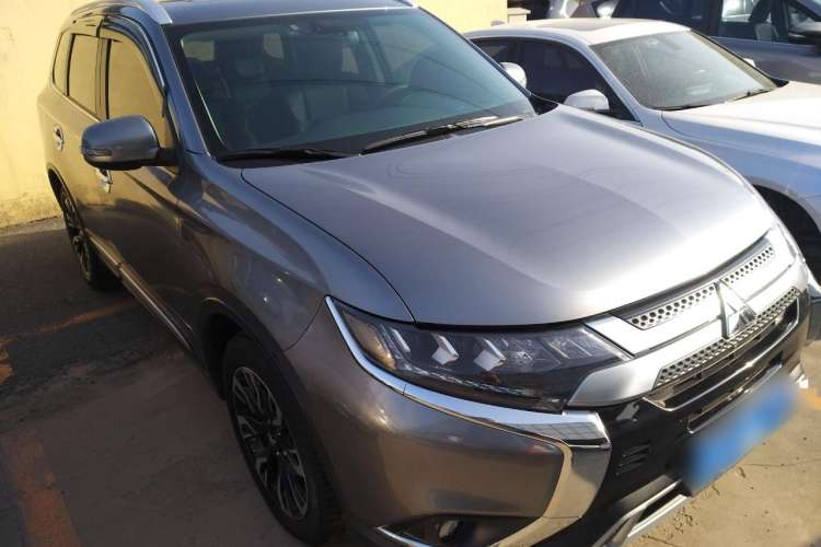 Used Mitsubishi Outlander 2019 2.4L 4x4 Zhi Xiang Edition 5 Seats China VI Standard Front Right 45 Deg