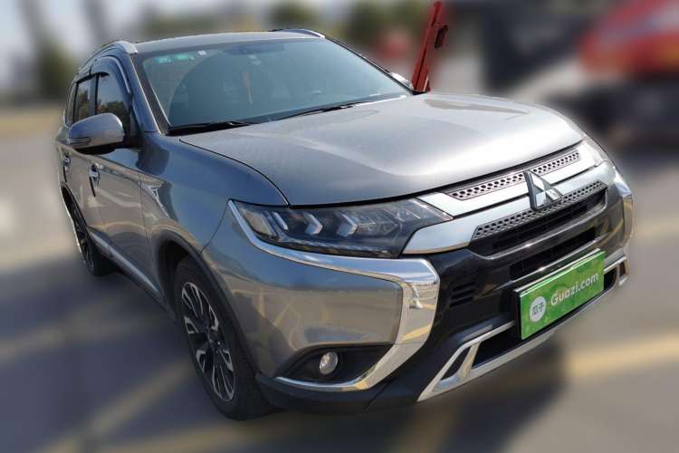 Used Mitsubishi Outlander 2019 2.4L Two-Wheel Drive ZhiXing Version 5 Seats China V Emission Standard Front Right 45 Deg