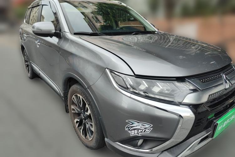 Used Mitsubishi Outlander 2019 2.4L 4x4 Zhi Xiang Edition 5 Seats China VI Standard Front Right 45 Deg