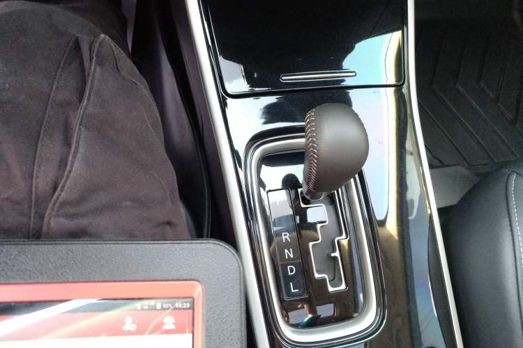 Used Mitsubishi Outlander 2019 2.4L 4x4 Zhi Xiang Edition 5 Seats China VI Standard Gear Lever