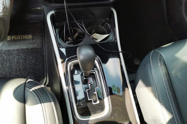 Used Mitsubishi Outlander 2019 2.4L Two-Wheel Drive ZhiXing Version 5 Seats China V Emission Standard Gear Lever