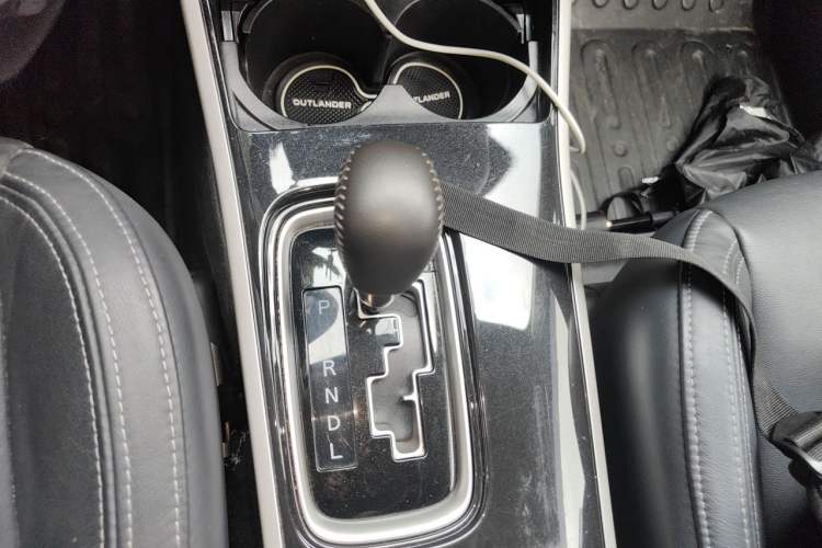 Used Mitsubishi Outlander 2019 2.4L 4x4 Zhi Xiang Edition 5 Seats China VI Standard Gear Lever