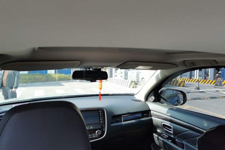 Used Mitsubishi Outlander 2019 2.4L Two-Wheel Drive ZhiXing Version 5 Seats China V Emission Standard Headliner